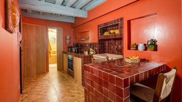 Fridge, oven, stovetop, coffee/tea maker