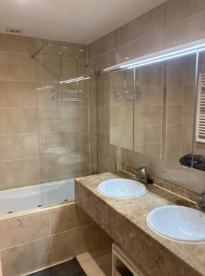 Douche, sĂšche-cheveux, serviettes fournies, savon