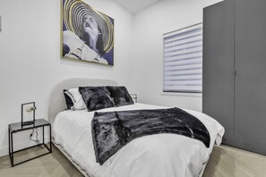 2 bedrooms, iron/ironing board, free WiFi, bed sheets - Stylish, Luxurious & Conveniently Located (2-bedroom) (Montréal)