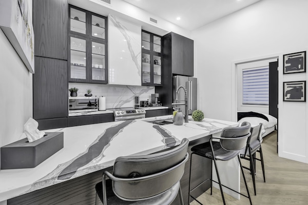 Frigorifero, microonde, forno, piano cottura