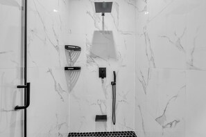 Dusche, Haartrockner, Handtücher, Seife