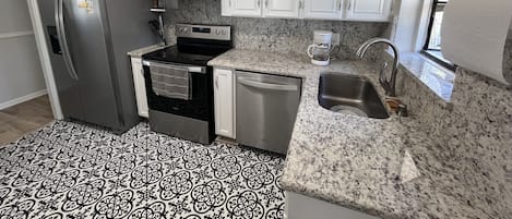 Frigorífico, microondas, horno y placa de cocina