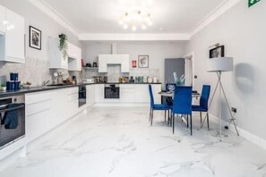 Fridge, microwave, oven, coffee/tea maker - Chic London Room near Wembley #4 (Harrow)