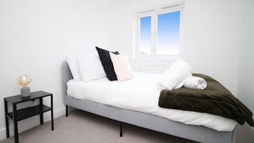 5 bedrooms, desk, iron/ironing board, internet