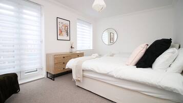 5 bedrooms, desk, iron/ironing board, internet