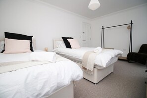 5 dormitoris, escriptori, planxa i posts de planxar i Internet