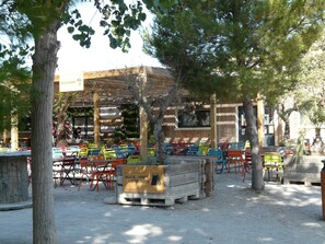 Outdoor dining - Mobil Home Confort XL Pour 6 Personnes Avec 3 Chambresà 350 Mètres des Plages (Narbonne)