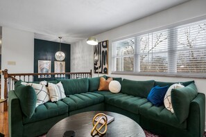 Smart TV, video games, foosball - Southern Comfort Getaway: hot tub-theater-game room-fire pit-yard games (Concord)