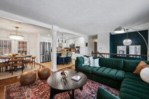 Smart TV, video games, foosball - Southern Comfort Getaway: hot tub-theater-game room-fire pit-yard games (Concord)