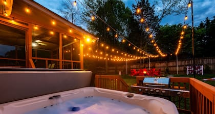Southern Comfort Getaway: hot tub-theater-game room-fire pit-yard games