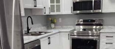 Cookware/dishes/utensils