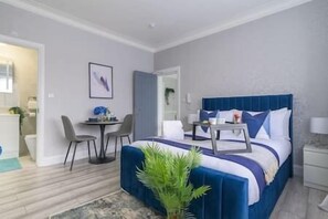 1 habitación, escritorio, tabla de planchar con plancha y wifi