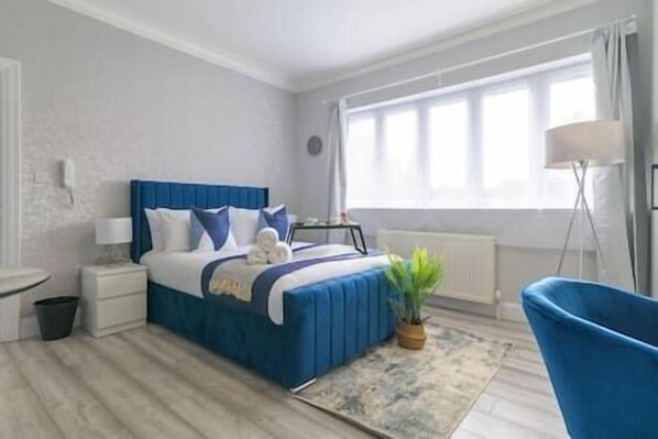 1 bedroom, desk, iron/ironing board, WiFi - The Sapphire Room (Harrow)