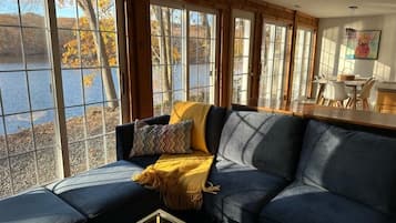 Smart TV, fireplace, books, music library