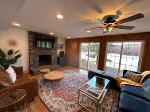 Smart-TV, Kamin, Bücher, Musikbibliothek