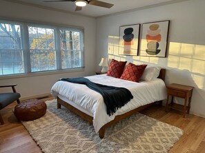 3 soverom, skrivebord, strykejern/-brett og reiseseng for barn