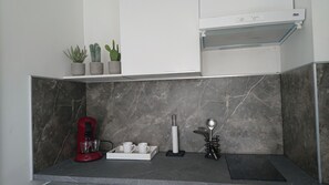 Kjøleskap, mikrobølgeovn, ovn og oppvaskmaskin