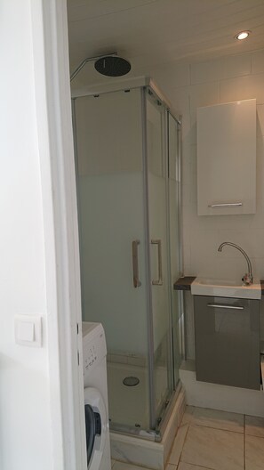 Hårføner, håndklær, såpe og sjampo