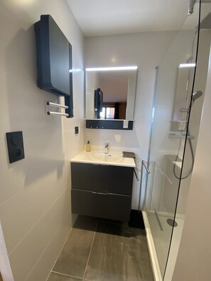 Dusche, Haartrockner, Handtücher, Toilettenpapier
