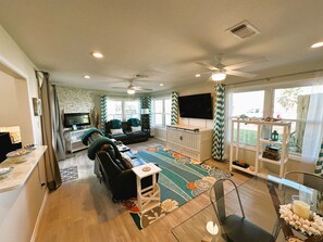 TV connectée, cheminée, livres