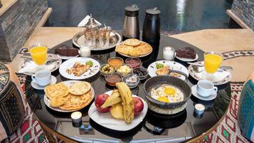 TĂ€gliches inbegriffenes einheimisches FrĂŒhstĂŒck