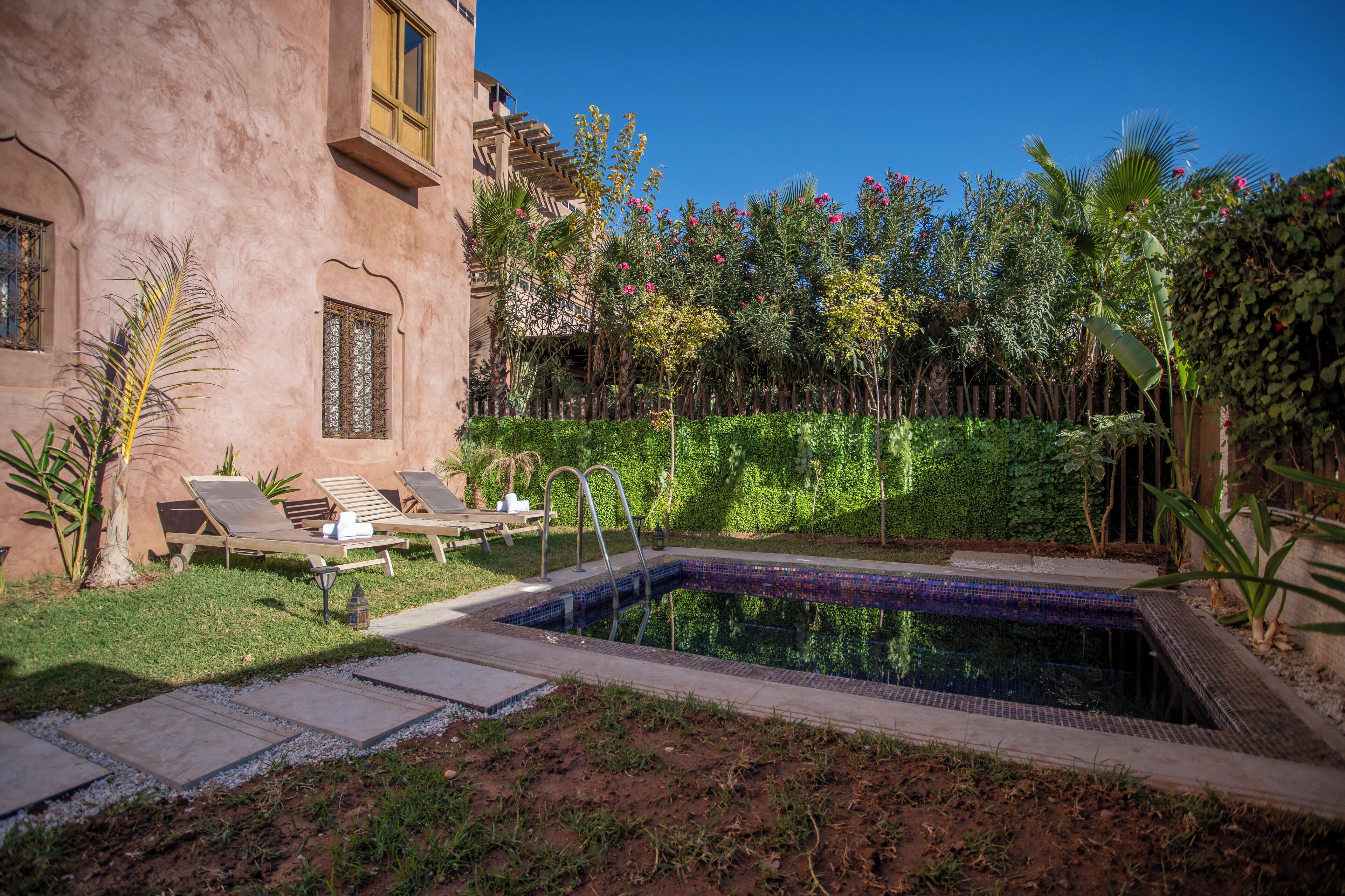 2 من حمّامات السباحة الخارجية