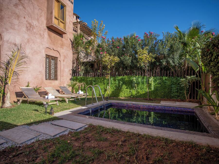 2 outdoor pools