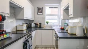 Kaffetrakter/tekoker, kjøleskap, mikrobølgeovn og ovn