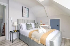 1 bedroom, desk, iron/ironing board, WiFi - The Concrete Room (Harrow)