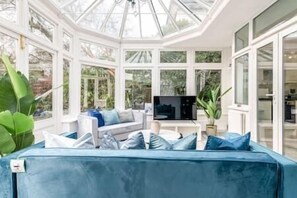 Interior - Chic London Room near Wembley #6 (Harrow)