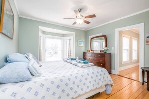 4 bedrooms, free WiFi, bed sheets - Spacious 4BR, Walk to Downtown & Pier, Sleeps 10 (Old Orchard Beach)