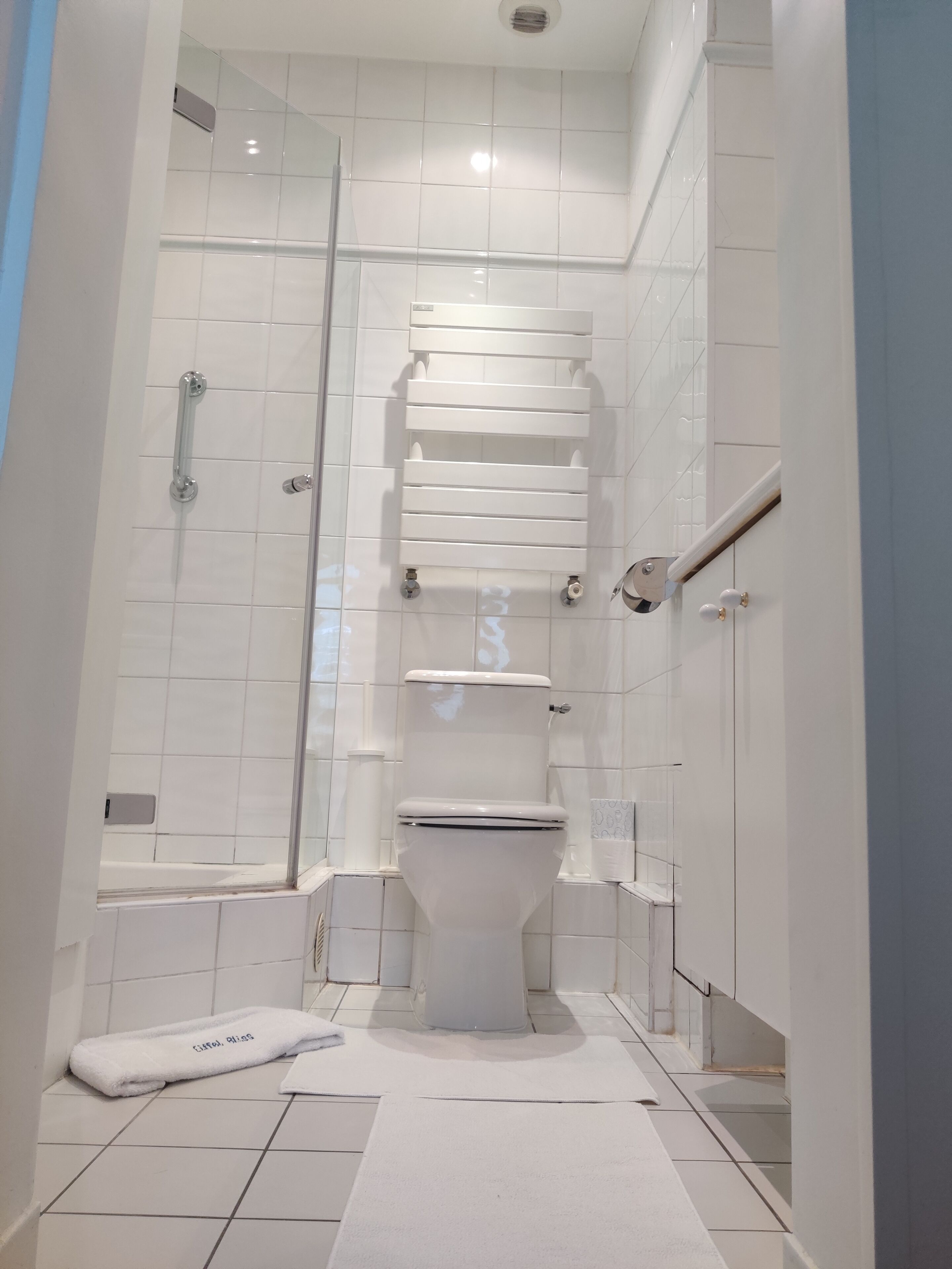 Eiffel Tower Oasis | Salle de bain | Sèche-cheveux, serviettes fournies, savon, shampoing