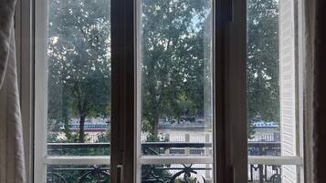 Eiffel Bliss (Use of 2nd room = Double rate to be paid on site + to be confirmed in advance) | 1 bedroom, blackout curtains, iron/ironing board, free WiFi