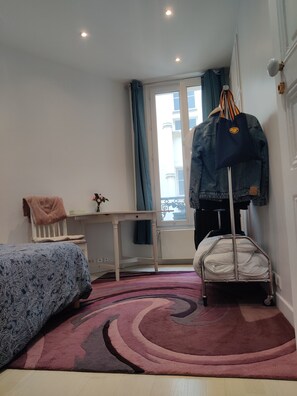 Cortinas blackout, tabla de planchar con plancha y wifi gratis 