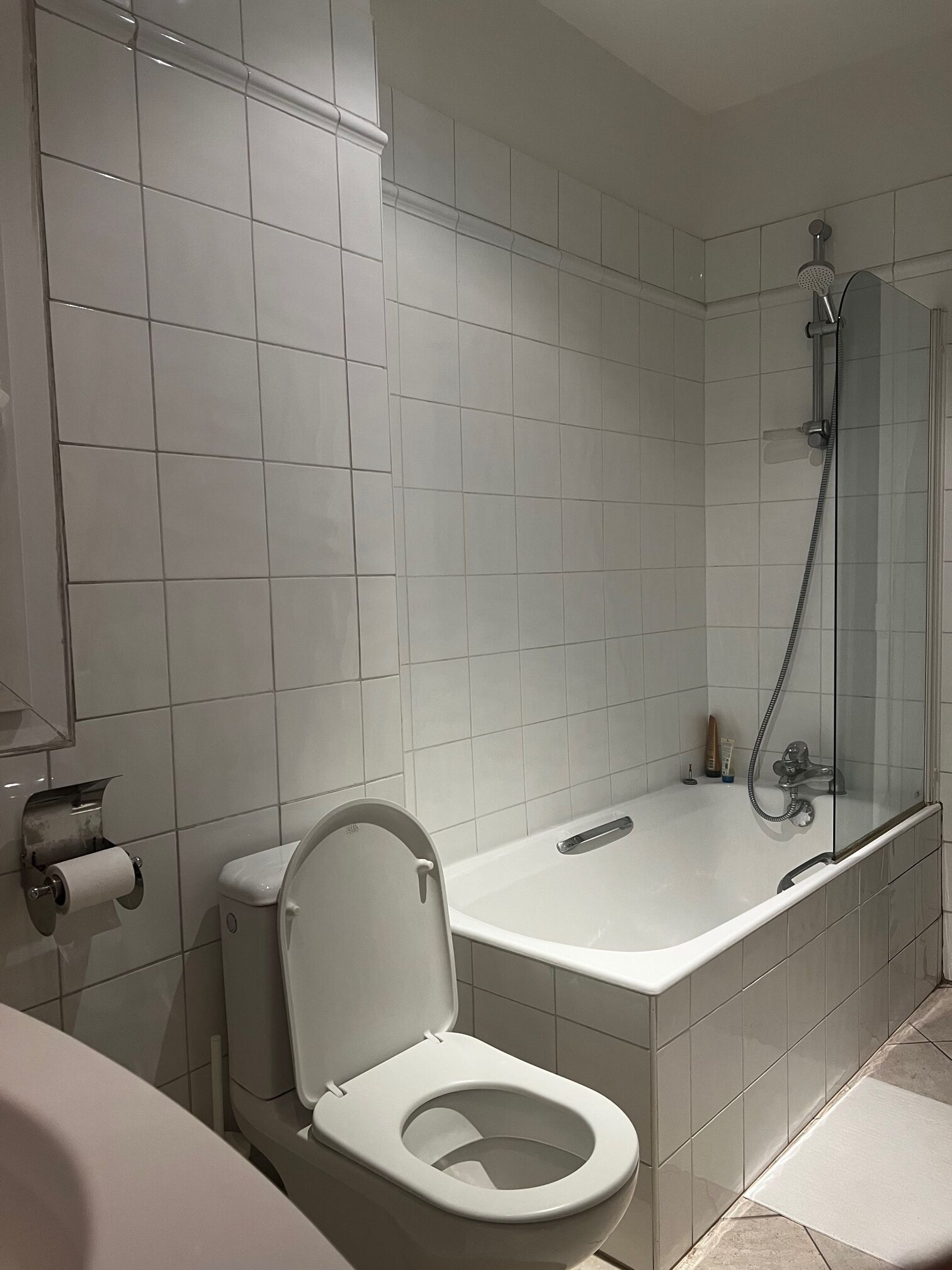 Un baño moderno con inodoro, bañera y ducha.