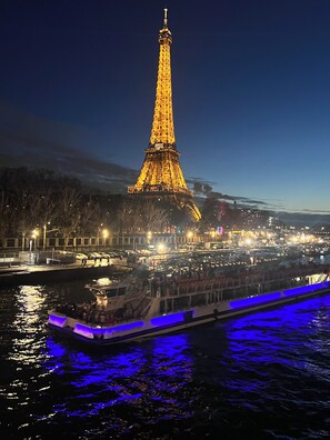Exterior - Eiffel Edge Escape (30 mètres de la Tour Eiffel)  (Paris)