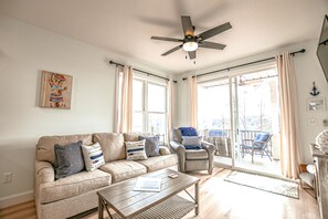 Een smart-tv, boeken en een stereo