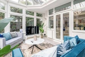 TV, books - Modern studio near Wembley #2 (Harrow)