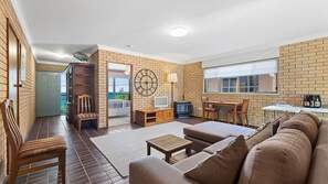 TV - Downstairs apartment by the Ocean (Kianga)