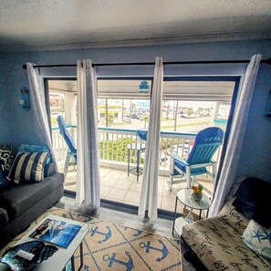 Smart TV, computer monitors - Your Cozy Retreat by the Sea Awaits!🪸🐬 Winter Texans are Welcome!! (Galveston)