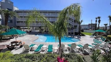 Alberca al aire libre y alberca climatizada