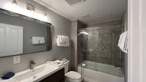 Ducha, secador de pelo, toallas