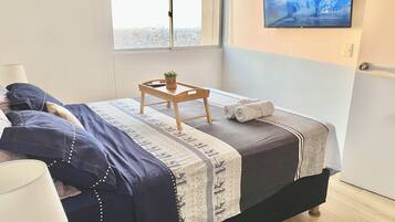 1 dormitorio, tabla de planchar con plancha, wifi y ropa de cama