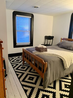 5 bedrooms, iron/ironing board, free WiFi, bed sheets