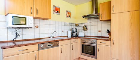 Réfrigérateur, four à micro-ondes, surface de cuisson, lave-vaisselle