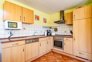 Kühlschrank, Mikrowelle, Herdplatte, Geschirrspüler