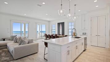 Großer Kühlschrank, Mikrowelle, Ofen, Herdplatte