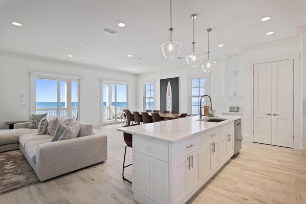 Full-size fridge, microwave, oven, stovetop - Beach House - Anchors Aweigh by PHG (Panama City Beach)