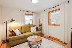 TV - BrookHaus - Modern Cabin Stay at Harvard Brook (Lincoln)
