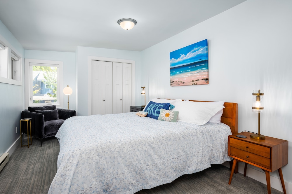 Birch Harbor, Lakefront Cottage Northport, Michigan Leelanau County